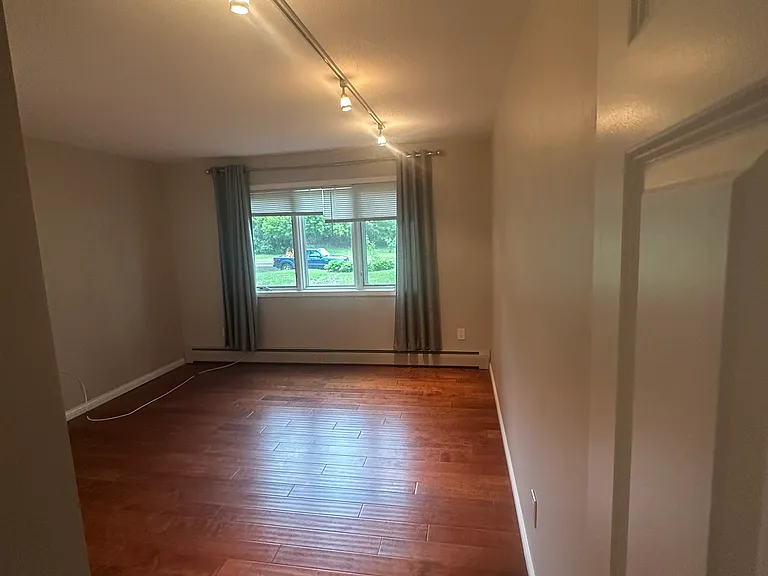 4380 Brookside Ct — Photo 5