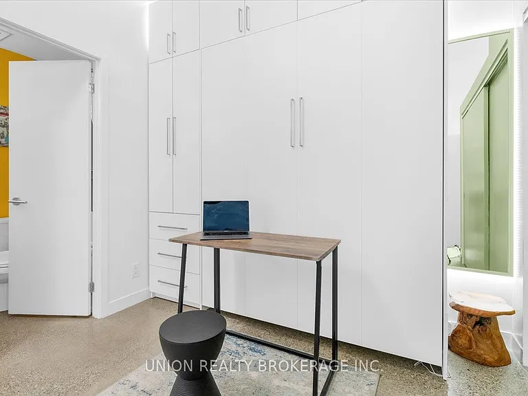 569 King St E #404 — Photo 20