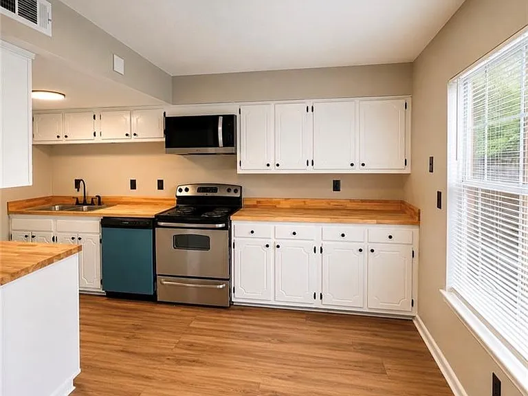 3254 Strawberry Ln — Photo 4