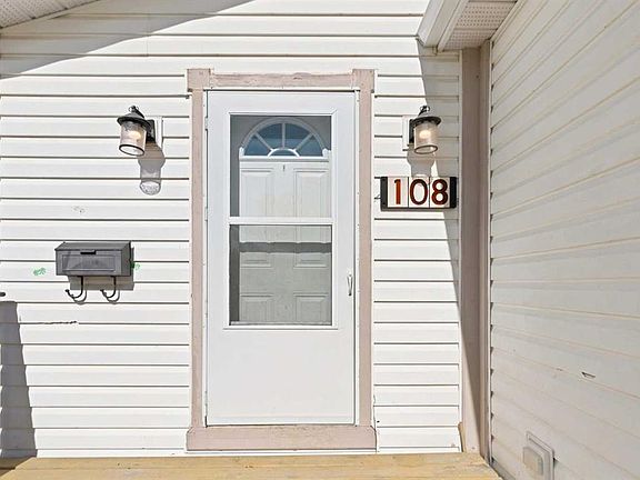 4th image of 108 S Grecian Pl
