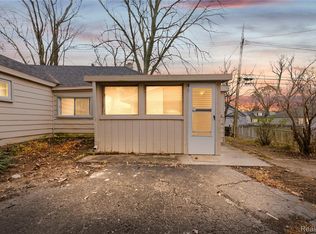 933 Myrtle Ave, Waterford, MI 48328