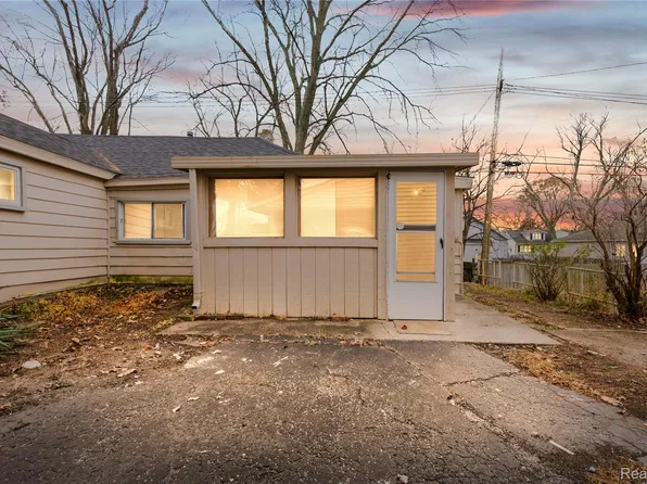 933 Myrtle Ave, Waterford, MI 48328
