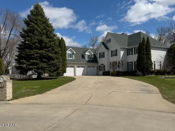 3633 Lynwood Cir, Grand Forks, ND 58201