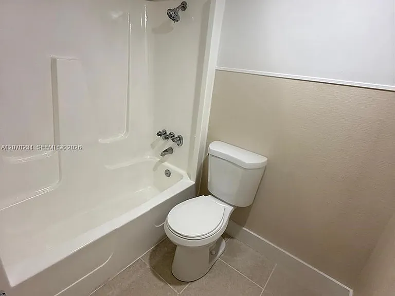 2075 NE 164th St #302 — Photo 8