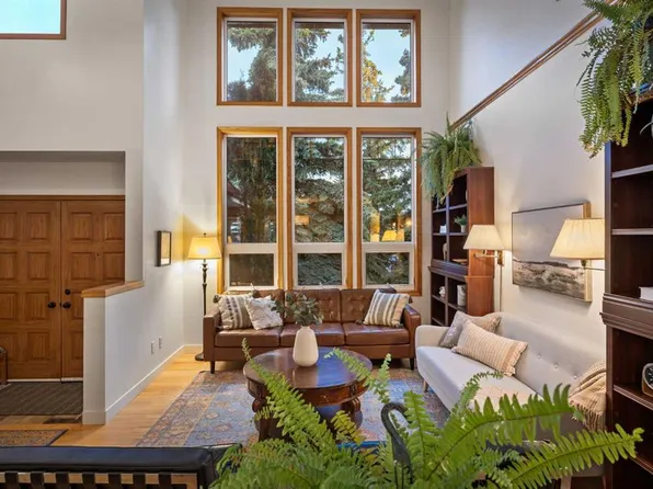 47 SW Edgeridge Ct NW, Calgary, AB T3A 4P1