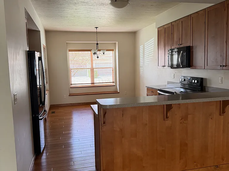 246 S Hanley Ave — Photo 4