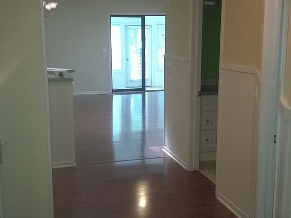 4th image of 504 Oak Ln