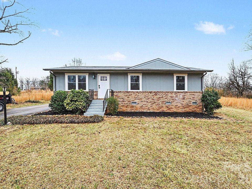 1st image of 300 Lakewood Dr