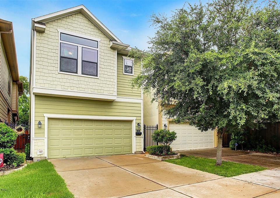 This beautiful Riverway home in Cottage Grove has first floor living, a large driveway for guest parking, and a roomy covered patio and backyard for entertaining.