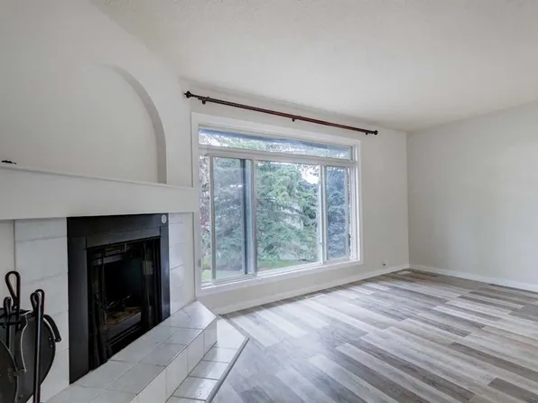 310 Brookmere Rd SW #12, Calgary, AB T2W 2T7
