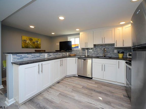 5th image of 938 Bay Ave #1