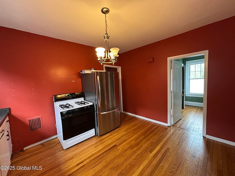 4th image of 22 N Lake Avenue