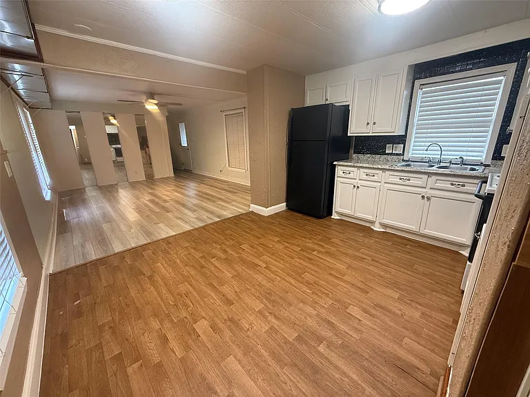 1619 Avenue D — Photo 2