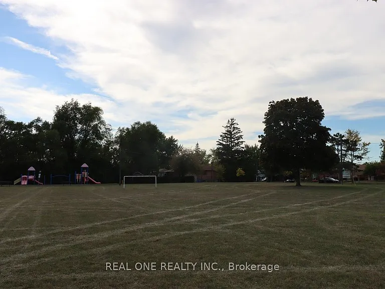 130 Mayfield Dr — Photo 32