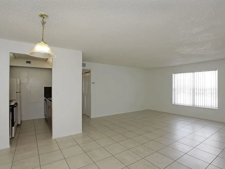 LAUDER RIDGE GARDEN APARTMENTS — Photo 13
