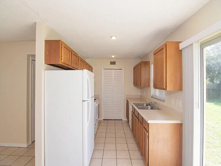 1190 SE Puritan Ln — Photo 3