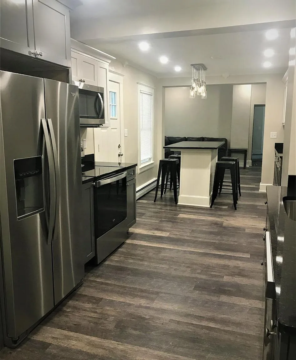 8 bed, 2932 sqft, $6,800 — Photo 3