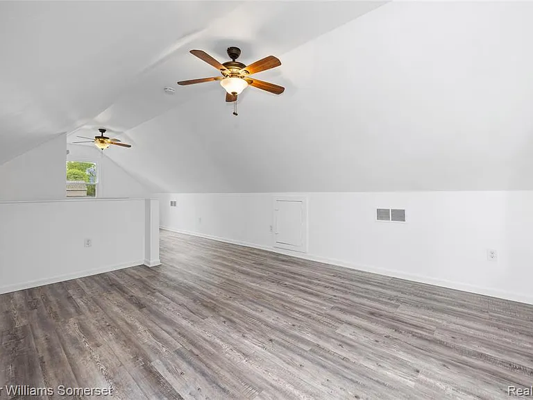 90 Tacoma Dr — Photo 26