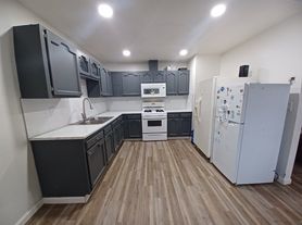 1111 Central Ave, Hollister, CA