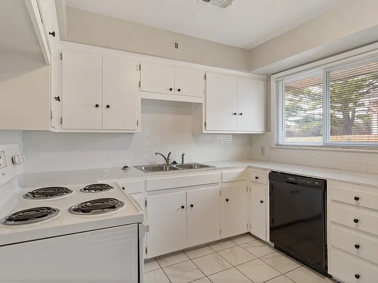 2406 S Yale Ave — Photo 10