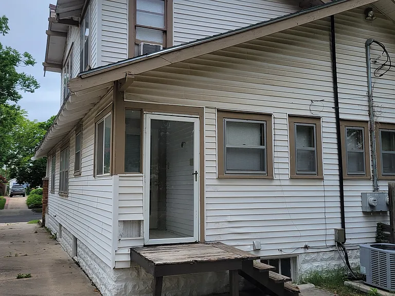 746 N Woodrow Ave — Photo 2