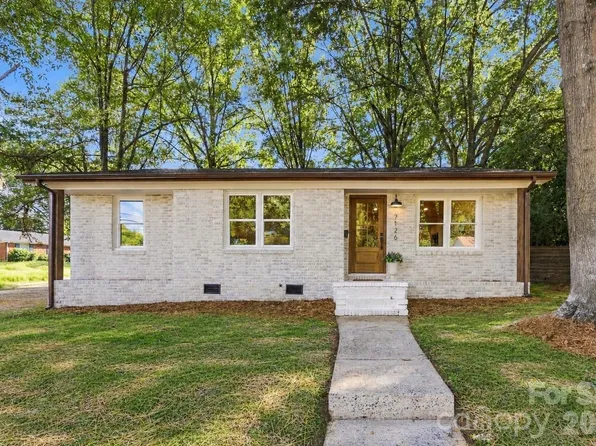 7126 Woodstream Dr, Charlotte, NC 28210