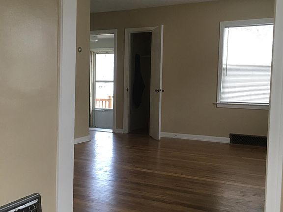 living rm w/ coat closet and foyer