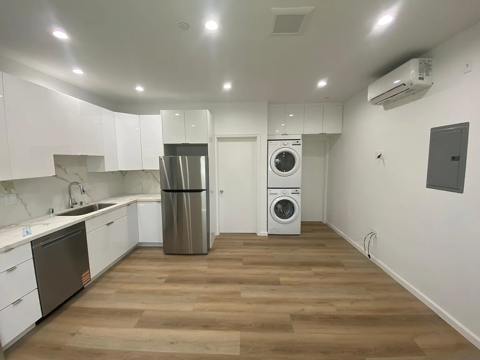 1 bed, 450 sqft, $2,100 — Photo 3