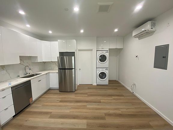 3rd image of 709 E Magnolia Blvd #207
