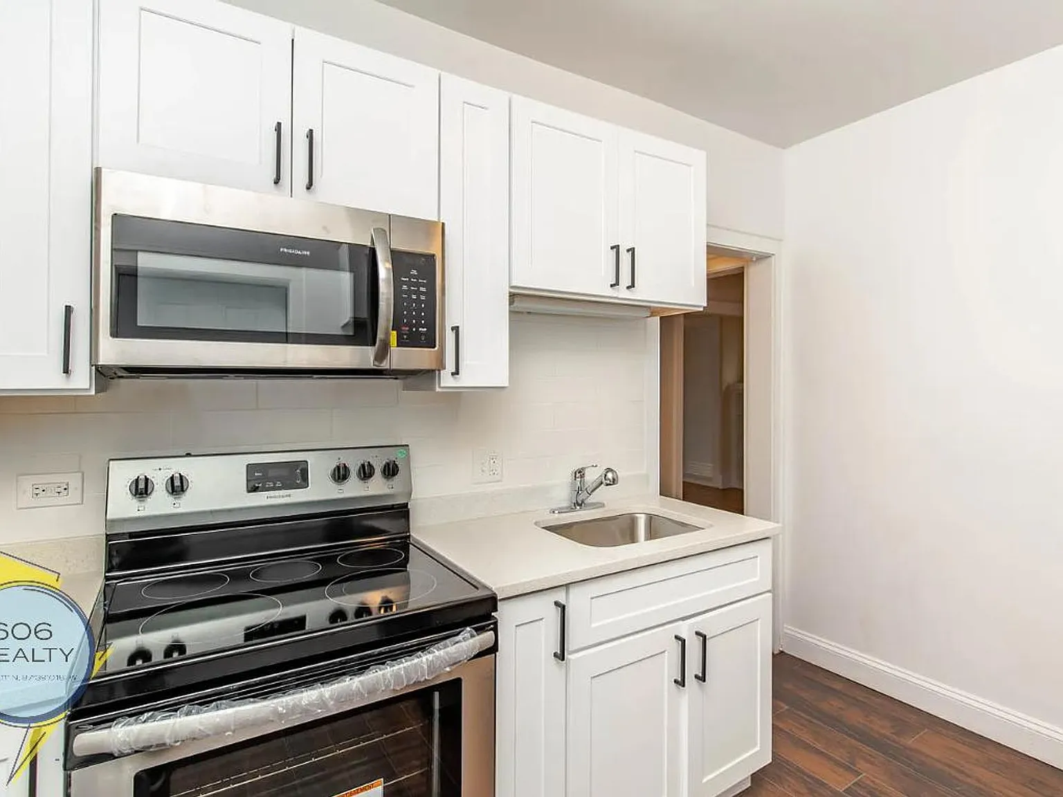 Beautiful Berwyn Apartments on Kenilworth! — Photo 3