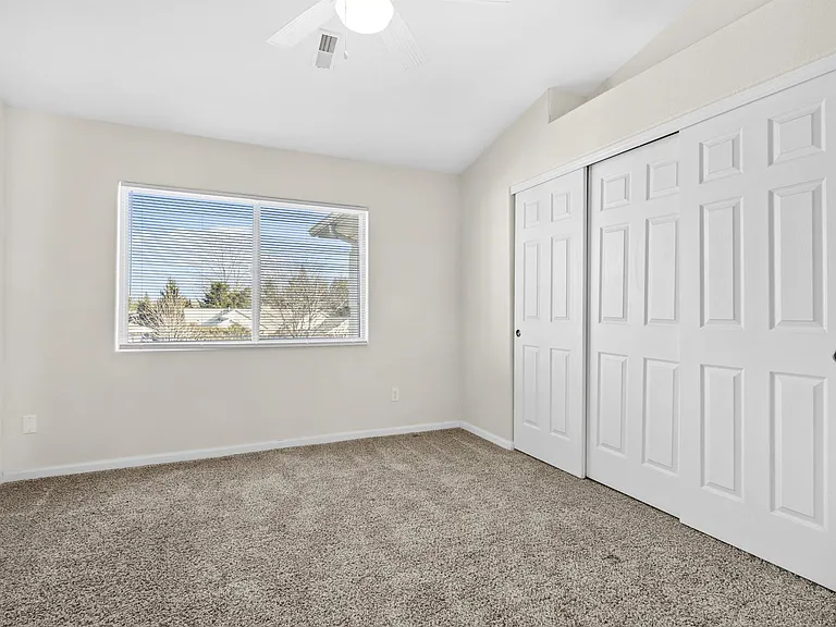 Oasis Apartments — Photo 18
