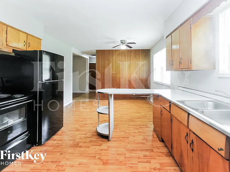 5750 Wallingwood Dr — Photo 6