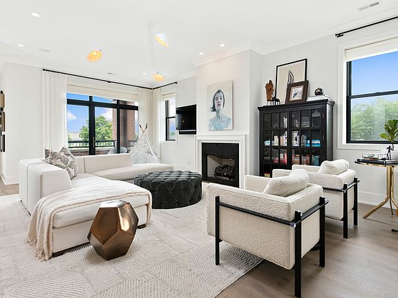 3rd image of 3154 N Southport Ave #402