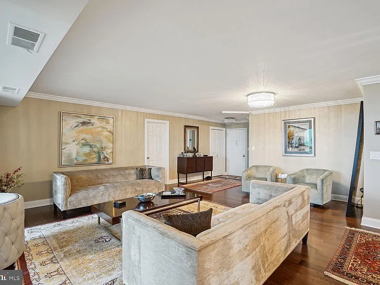 8350 Greensboro Dr #920 — Photo 7