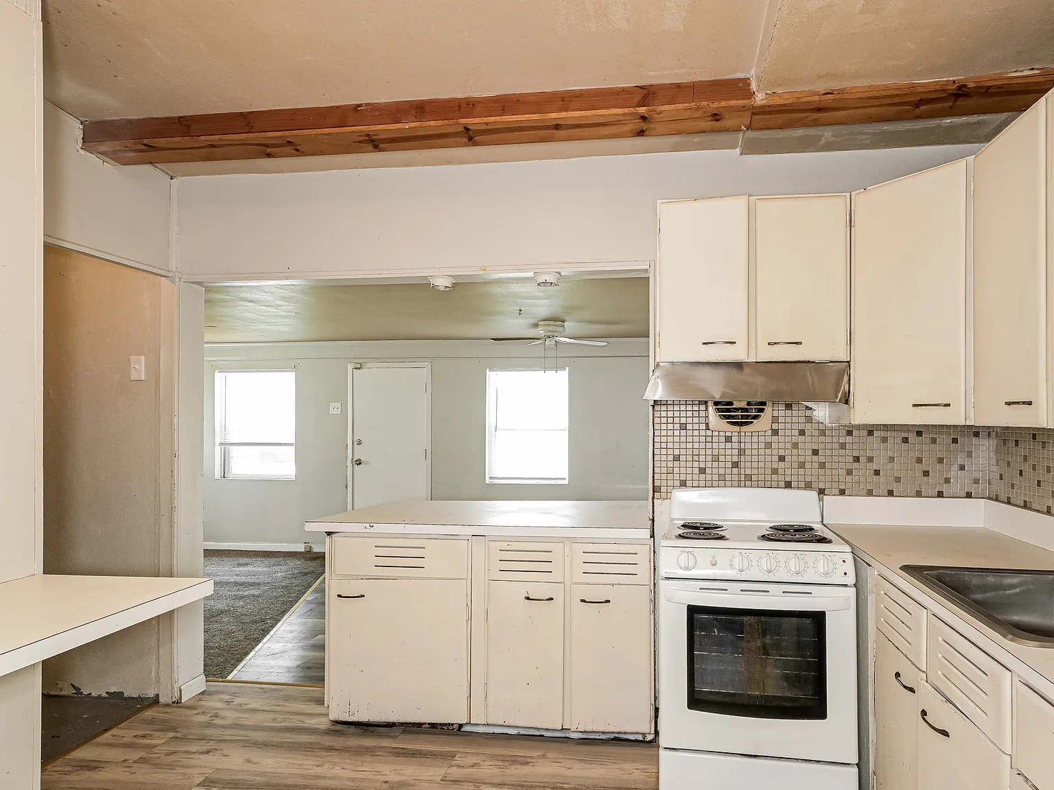 3 bed, 1.0 bath, 1426 sqft, $1,375 — Photo 4