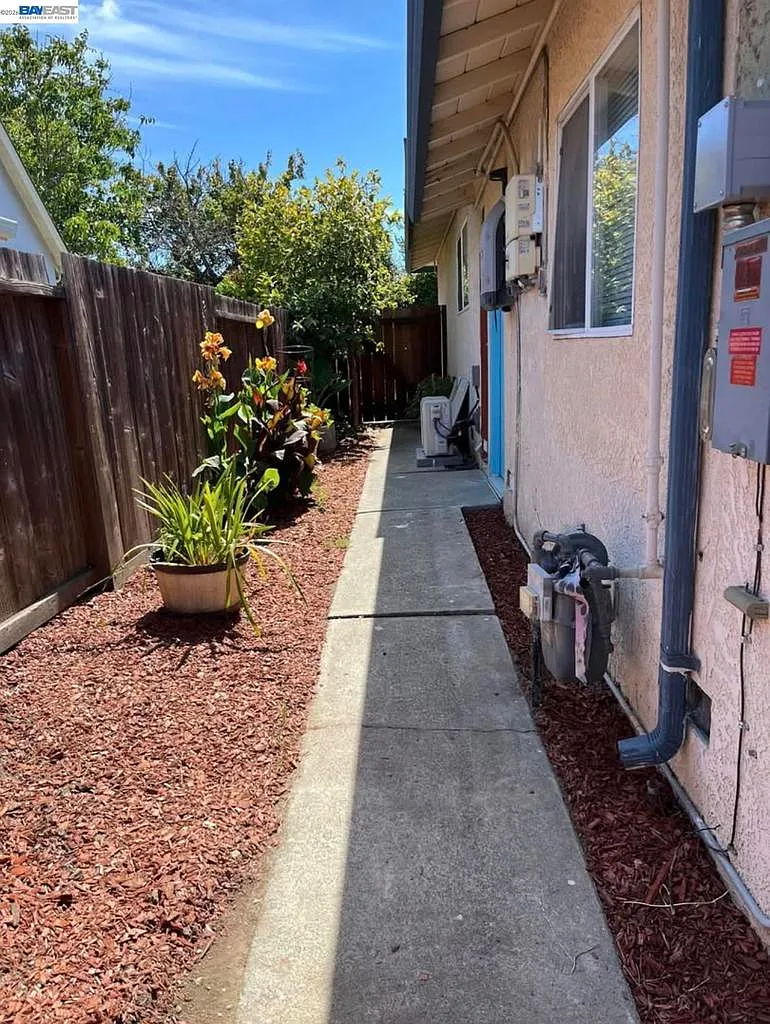 2 bed, 1.0 bath, 450 sqft, $2,200 — Photo 2