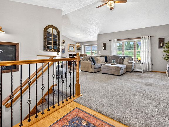 5th image of 220 E Ridge Dr