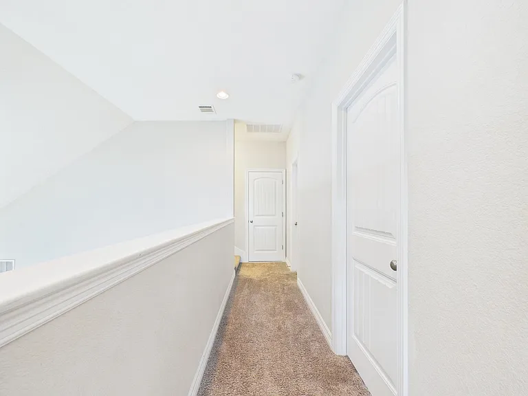 105 Auburn Cv — Photo 37