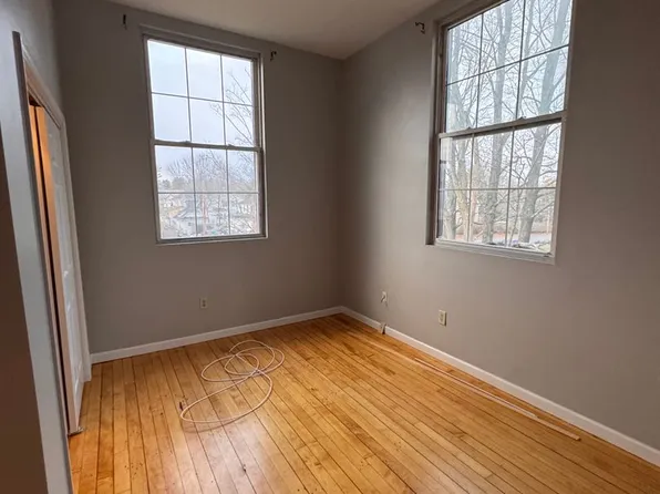 16 Oak St Unit 10, Derry, NH 03038