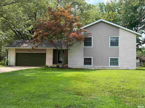 318 Meadow Dr, Macomb, IL 61455