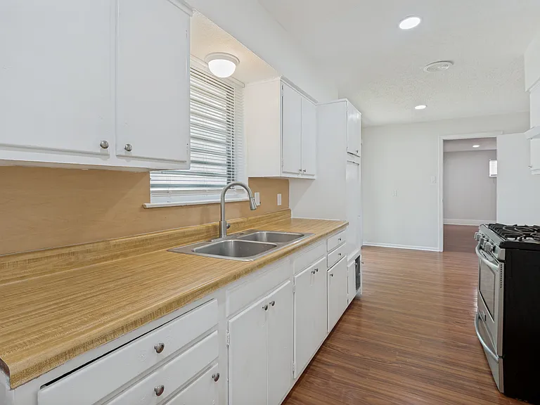 1818 Highland Dr — Photo 4