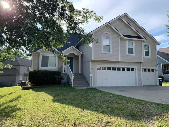 13300 Forest Oaks Dr, Smithville, MO 64089