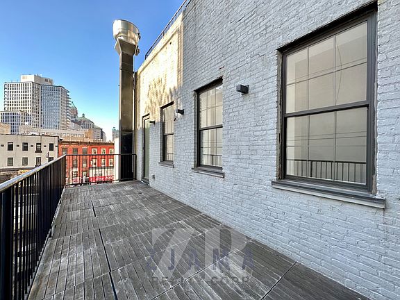 5th image of 72 Willoughby St APT 4H