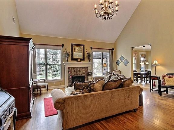 3rd image of 1025 E Old Hearthstone Cir