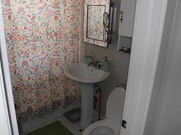 Bathroom with tub/shower
