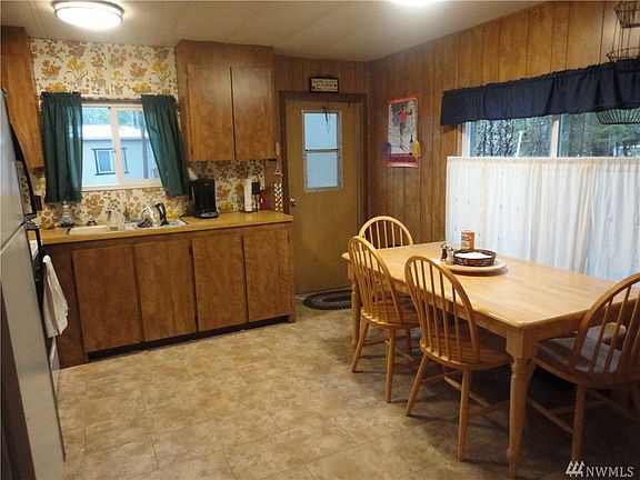 3rd image of 165 Cowlitz View Dr