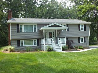 8 Crabapple Ln, Chelmsford, MA 01824