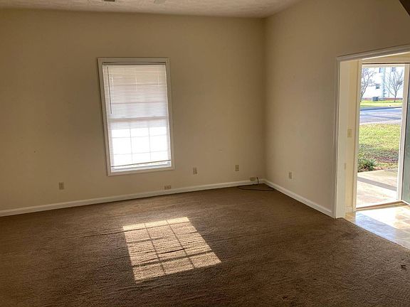 3rd image of 221 E Grundy Ave