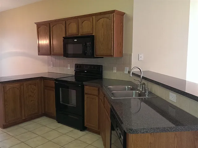 3 bed, 2.0 bath, 2039 sqft, $2,530 — Photo 2