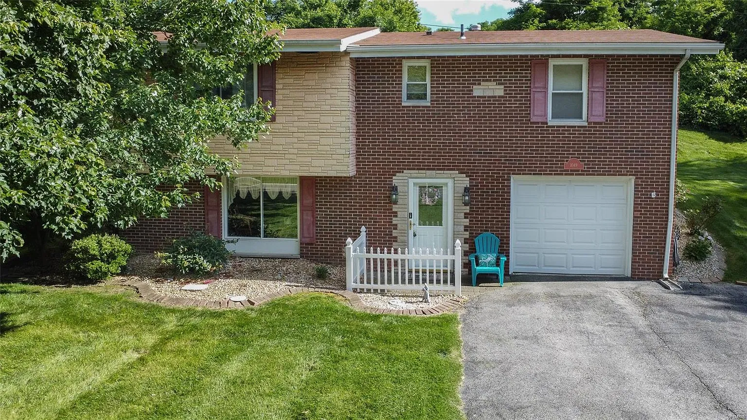 1049 Hillcrest Dr photo 1